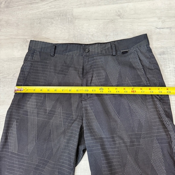 Calvin Klein Geometric Black and Grey Men's Preppy Golf Athletic Shorts Size 32 - Picture 17 of 17